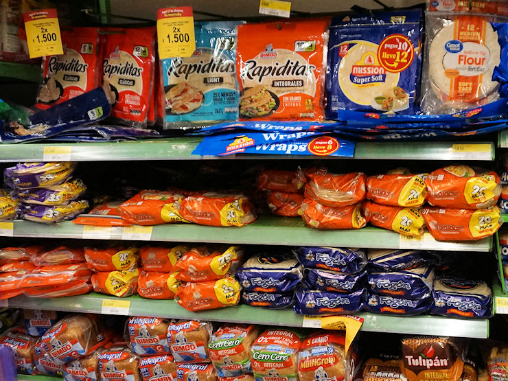 町のスーパーマーケットのトルティーヤ売り場